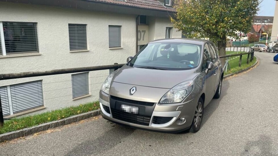 Kvinnen ble påkjørt av denne bilen hele tre ganger før den omsider stanset i et tregjerde i et boligfelt i St. Gallen torsdag.