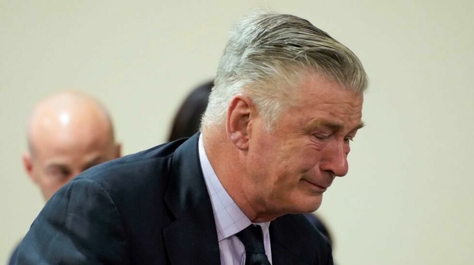 Skuespiller og «Rust»-produsent Alec Baldwin brøt ut i gråt da dommeren avviste rettssaken mot ham fredag. Foto: Ramsay de Give / AP / NTB