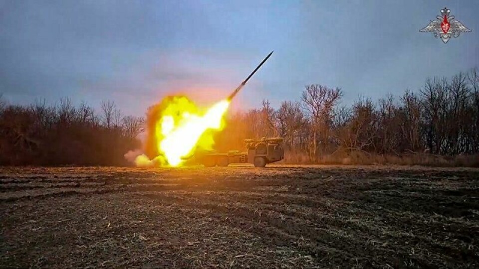 Et bilde fra det russiske forsvarsdepartementet som angivelig viser en russisk rakett som avfyres mot ukrainske stillinger i Kursk-provinsen.