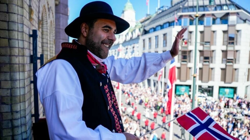 Stortingspresident Masud Gharahkhani (Ap) vinker til barnetoget fra stortingsbalkongen. Foto: Javad Parsa / NTB