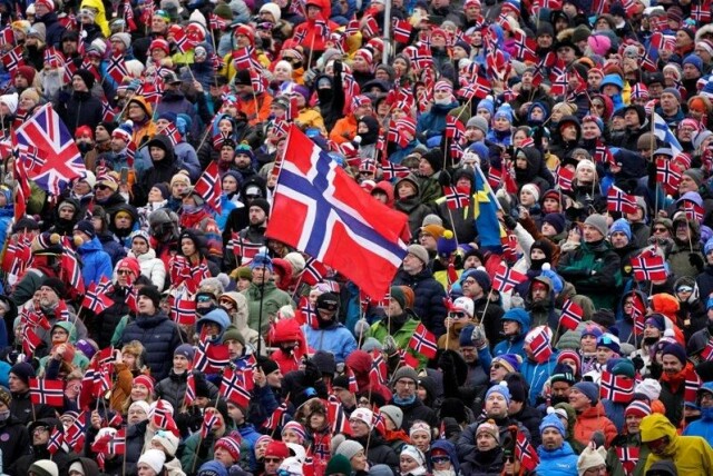 Stappfulle tribuner under stafetten for menn under ski-VM 6. mars.
