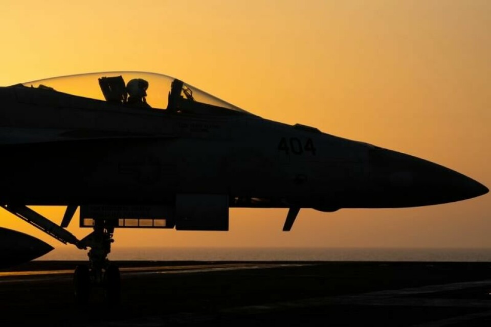 Et jagerfly manøvrerer på dekket til USS Dwight D. Eisenhower i Rødehavet. Foto: AP Photo/Bernat Armangue