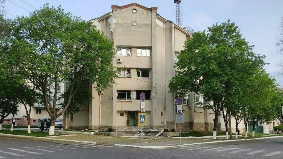 Bygningen til sikkerhetsdepartementet i utbryterregionen Transnistria skal ha blitt rammet av et granatangrep mandag kveld. Bygningen fikk skader, men ingen mennesker skal ha blitt såret. Bygningen til sikkerhetsdepartementet i utbryterregionen Transnistria skal ha blitt rammet av et granatangrep mandag kveld. Bygningen fikk skader, men ingen mennesker skal ha blitt såret. Foto: AP
