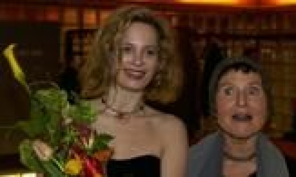Herbjørg Wassmo på premierefest i 2002 i forbindelse med kinofilmen 'Jeg er Dina', sammen med hovedrolleinnehaver Maria Bonnevie. Foto: Knut Fjeldstad / SCANPIX Herbjørg Wassmo på premierefest i 2002 i forbindelse med kinofilmen 'Jeg er Dina', sammen med hovedrolleinnehaver Maria Bonnevie. Foto: Knut Fjeldstad / SCANPIX