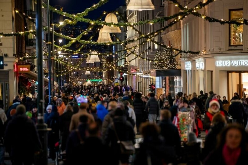 Julestemning på Karl Johans gate i Oslo. Arkivfoto.