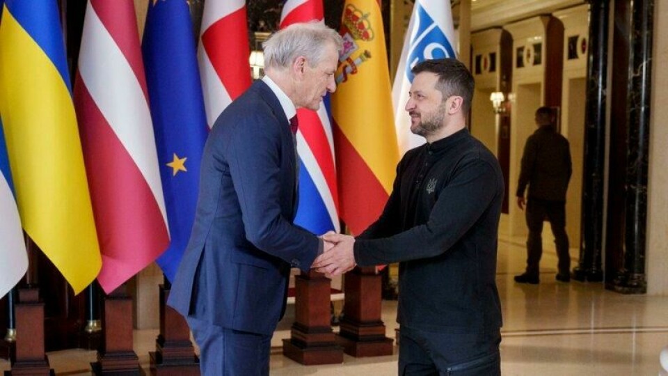Statsminister Jonas Gahr Støre sammen med Ukrainas president Volodymyr Zelenskyj før toppmøtet Kyiv på treårsdagen for den russiske invasjonen.