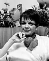 Judy Garland ble offer for alkohol, narkotika, elektrosjokk, mislykkede ekteskap og utnyttelse. I 1969 døde hun av en overdose sovetabletter, bare 47 år gammel. Her er hun fotografert backstage på Palace Theater i New York juli 1967. Foto: AP