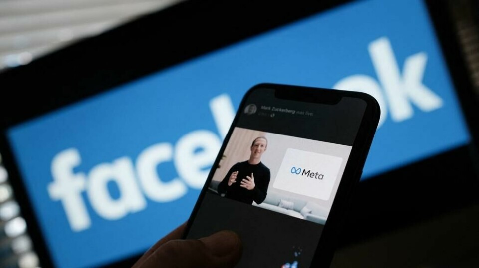 En person ser på en video av Metas administrerende direktør, Mark Zuckerberg på en smarttelefon. Meta planlegger flere endringer på Facebook for å friste unge voksne tilbake på appen.