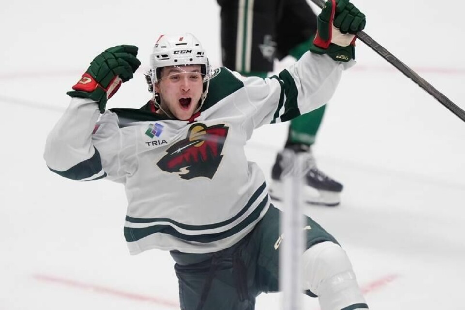 Minnesota Wilds Brock Faber feirer at han scoret vinnermålet på overtid i kampen mot Dallas Stars i Dallas fredag.