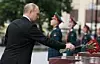 Russlands president Vladimir Putin legger ned blomster ved et minnesmerke under en kransenedleggelsesseremoni ved graven til den ukjente soldaten i Alexandrovsky-hagen nær Kreml-muren i Moskva 22. juni 2022. Foto: Mikhail Metzel / AFP