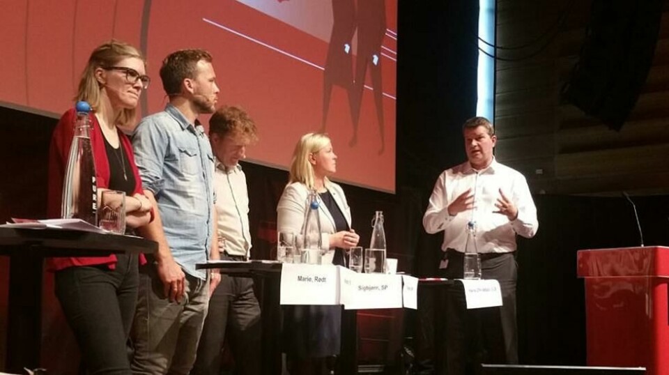 SAMLET OG DELT: De som LO-leder Hans-Christian Gabrielsen kaller venstreside, Marie Sneve Martinussen (Rødt, til venstre), Audun Lysbakken (SV), Sigbjørn Gjelsvik (Sp) og Kjersti Stenseng (Arbeiderpartiet) vil gjerne stå sammen, men får det ikke til på EØS-avtalens påvirkning av norsk arbeidsliv.
