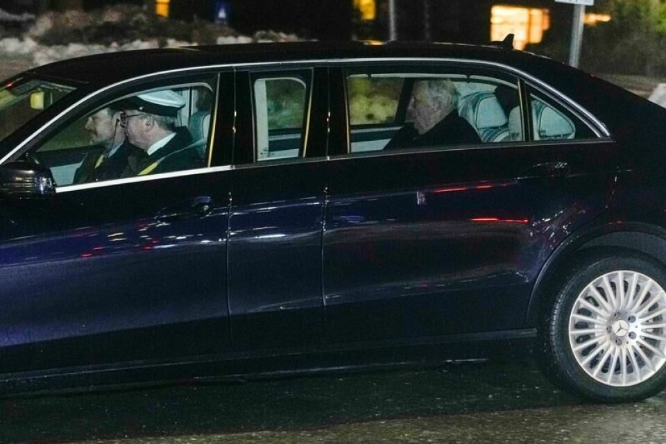Kong Harald reiste i 17.30-tiden fra Rikshospitalet der dronning Sonja er innlagt etter en pacemakeroperasjon.