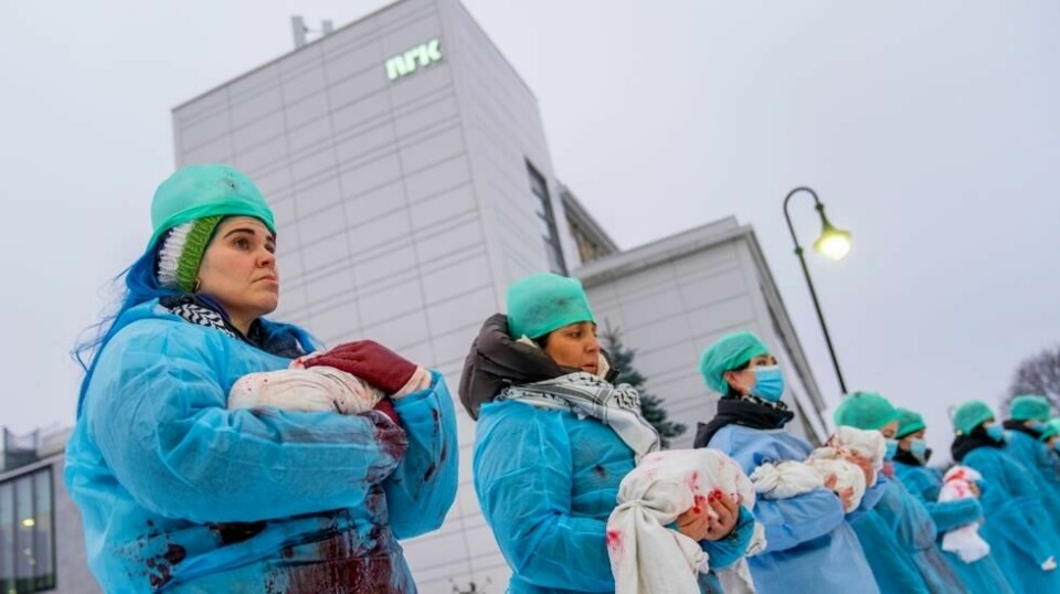 De siste ukene har det vært flere demonstrasjoner utenfor NRK i forbindelse med Melodi Grand Prix. Demonstrantene krever at NRK råder EBU til å utestenge Israel fra Eurovision 2024. Foto: Fredrik Varfjell / NTB