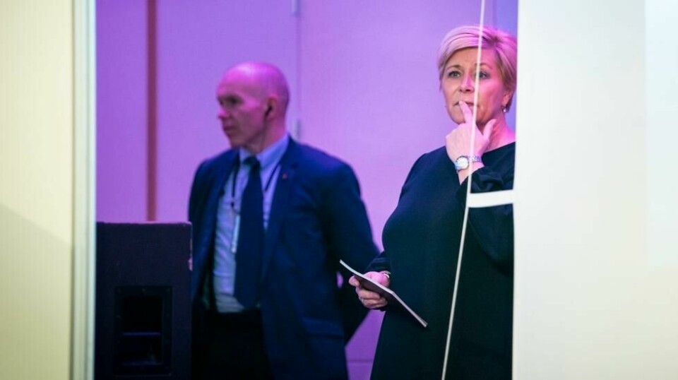 Finansminister Siv Jensen krever på vegne av regjeringen at bankene innen innen året er omme får til en løsning som sikrer bankkundene tilfredsstillende kontanttilbud.