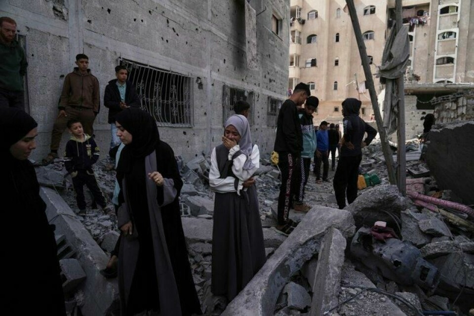 Palestinere på stedet som ble rammet av et israelsk angrep i Khan Younis onsdag. Rundt 13 mennesker ble drept.