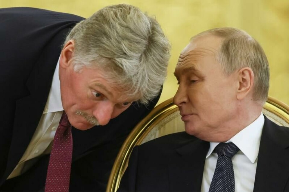 Russlands militærbaser i Syria vil bli tema i samtaler med landets nye ledere, sier Kreml-talsperson Dmitrij Peskov (til venstre).