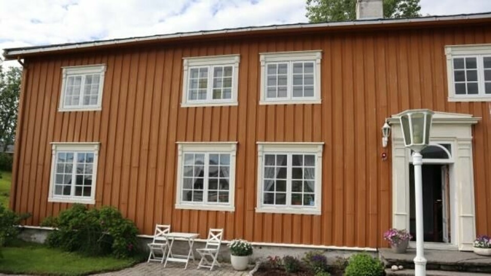 Det som i dag er hovedhuset og som utgjør den største delen av utstillingen ved museet, samt kafeen, var ikke hovedhuset i sin tid. Selve gården brant ned under krigen da noen uforsiktige tyskere fyrte for hardt og forårsaket en pipebrann. Dette var våningshuset. Det som i dag er hovedhuset og som utgjør den største delen av utstillingen ved museet, samt kafeen, var ikke hovedhuset i sin tid. Selve gården brant ned under krigen da noen uforsiktige tyskere fyrte for hardt og forårsaket en pipebrann. Dette var våningshuset. Foto: Elisabeth Bergskaug/ABC Nyheter
