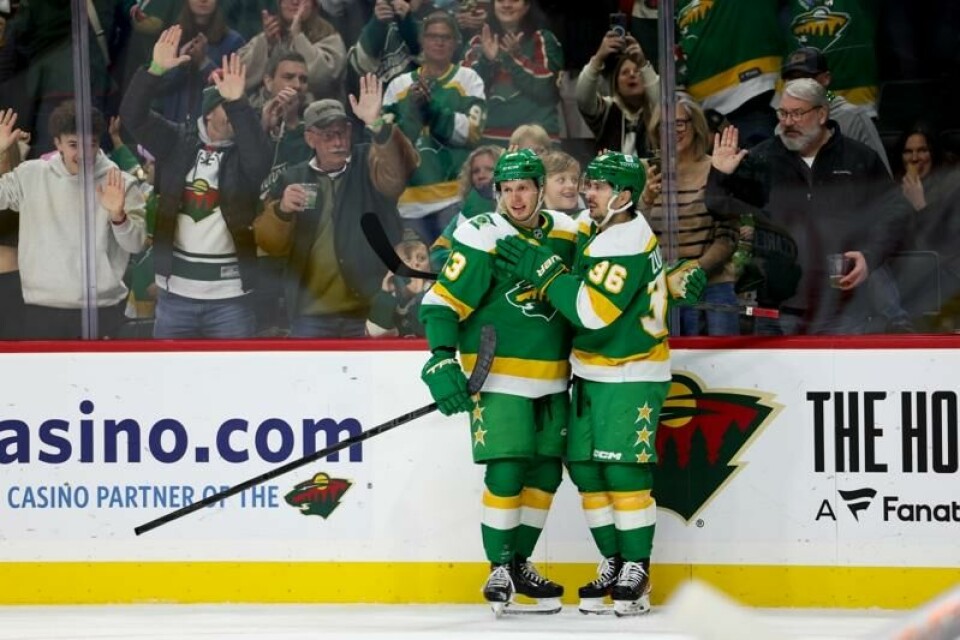Mats Zuccarello noterte seg for to målgivende da Minnesota Wild tapte 2-3 for Vegas Golden KNights i en NHL-kamp i ishockey søndag. Bildet er fra kampen lørdag, da Zuccarello spilte sin første kamp etter skadeavbrekket.