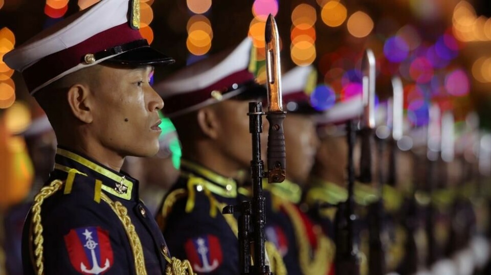 Myanmar har vært herjet av krig siden oktober. Nå blir våpnene lagt ned. Her er soldater i forbindelse med markeringen av landets frigjøringsdag 4. januar. Foto: Foto: Aung Shine Oo / AP / NTB