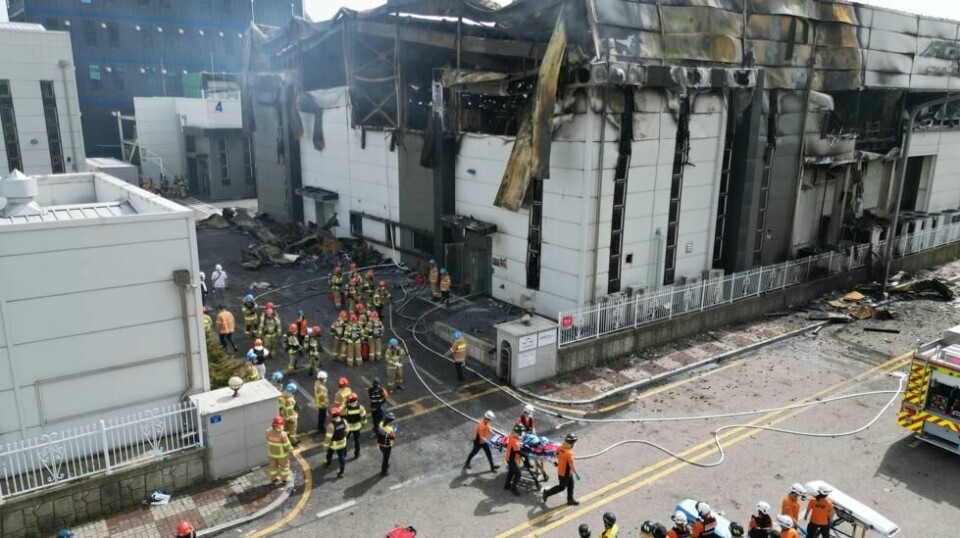 Brannmannskaper jobber etter at det oppsto en katastrofal brann i en batterifabrikk i Hwasong i Sør-Korea. 23 mennesker mistet livet i brannen i juni, og nå er selskapets toppsjef pågrepet. Foto: Newsis via AP / NTB