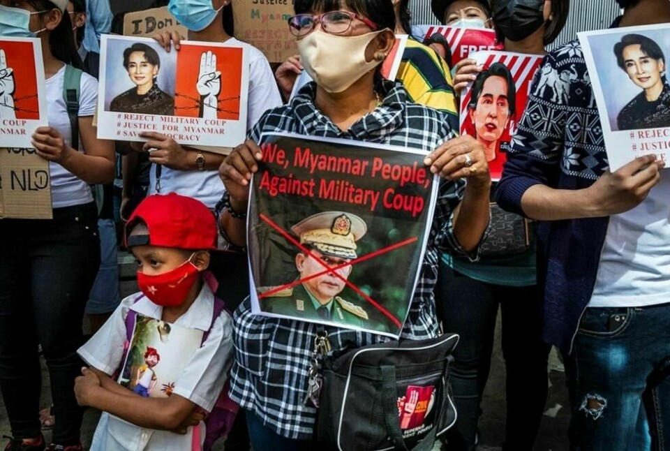 Yangon, 16. februar 2021: Etter vel ti år med «reformer» kuppet militæret igjen makten 1. februar 2021. De første ukene fikk bankansatte, studenter og sykepleiere demonstrere mot kuppmakerne. Men etterhvert ble protestene møtt med ekstrem vold. Yangon, 16. februar 2021: Etter vel ti år med «reformer» kuppet militæret igjen makten 1. februar 2021. De første ukene fikk bankansatte, studenter og sykepleiere demonstrere mot kuppmakerne. Men etterhvert ble protestene møtt med ekstrem vold. Foto: Phoe Lone / Panorama