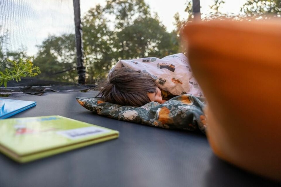En natt i sovepose på trampolinen er lavterskel og kan være en spennende opplevelse for de minste. En natt i sovepose på trampolinen er lavterskel og kan være en spennende opplevelse for de minste. Foto: Gard Eirik Arneberg / Norsk Friluftsliv