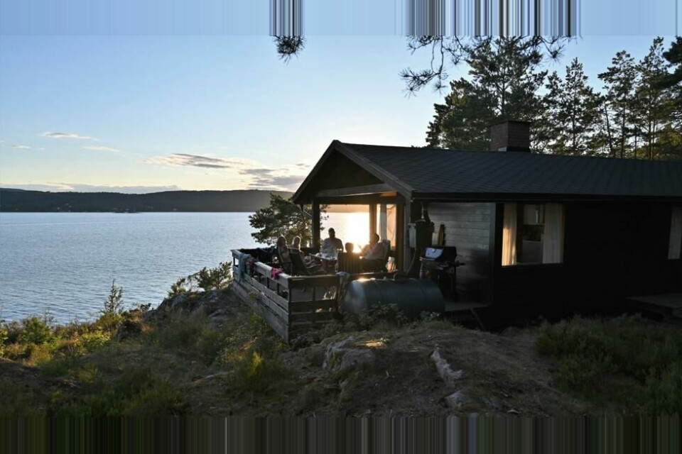 Sommerkveld på hytta Sydnes på Lågøya. Sommerkveld på hytta Sydnes på Lågøya. Foto: Kyrre Hurum