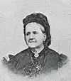 Foto av Louise Monnier, publisert i L'Illustration i 1901. Blanches far dør i 1879 - og det er ukjent hvilken rolle han spilte i innesperringen av datteren.