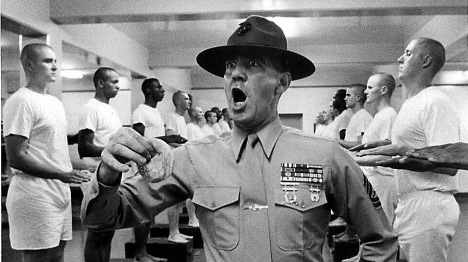 Her er skuespiller og tidligere sersjant R. Lee Ermey i aksjon i Stanley Kubricks 1987-film «Full Metal Jacket». Foto: AP / NTB