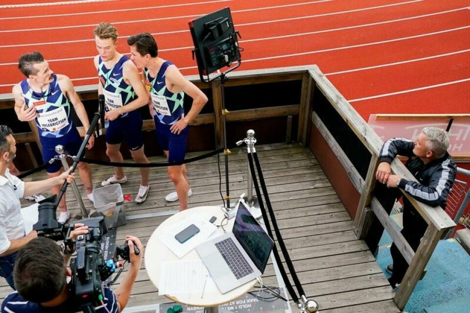 Henrik, Filip og Jakob Ingebrigtsen under Impossible Games 2020 på Bislett, da de alle løp for Team Ingebrigtsen ledet av Gjert Ingebrigtsen (t h). Nå har det brutt med trenerpappaen, som er tiltalt for mishandling.