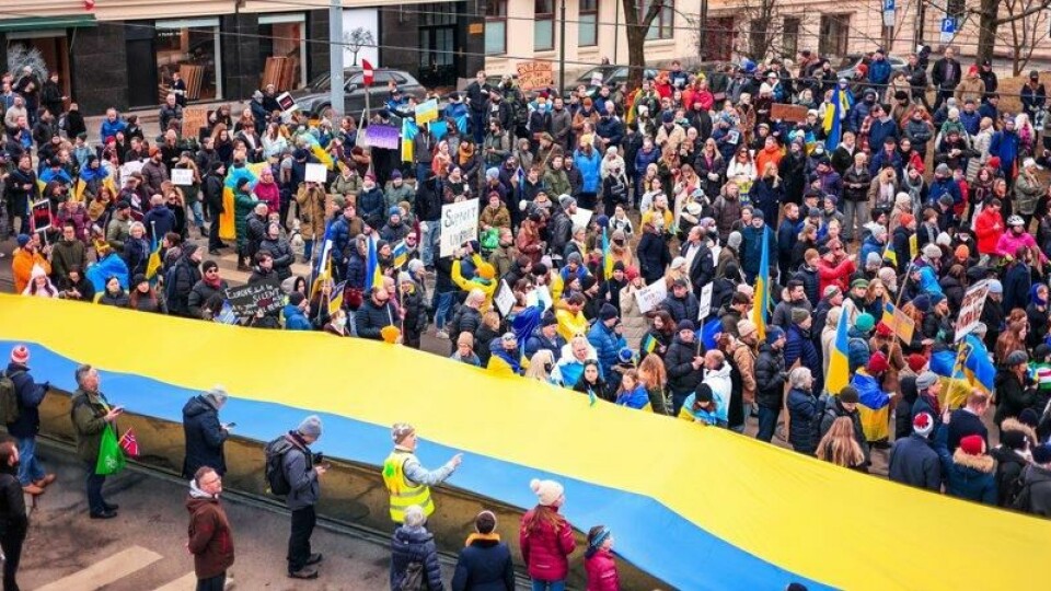 Demonstrasjon mot krigen i Ukraina to dager etter at Russlands invasjon 24. februar 2022. Markering til støtte for Ukraina ved den russiske ambassaden i Oslo Demonstrasjon mot krigen i Ukraina to dager etter at Russlands invasjon 24. februar 2022. Markering til støtte for Ukraina ved den russiske ambassaden i Oslo Foto: Beate Oma Dahle / NTB