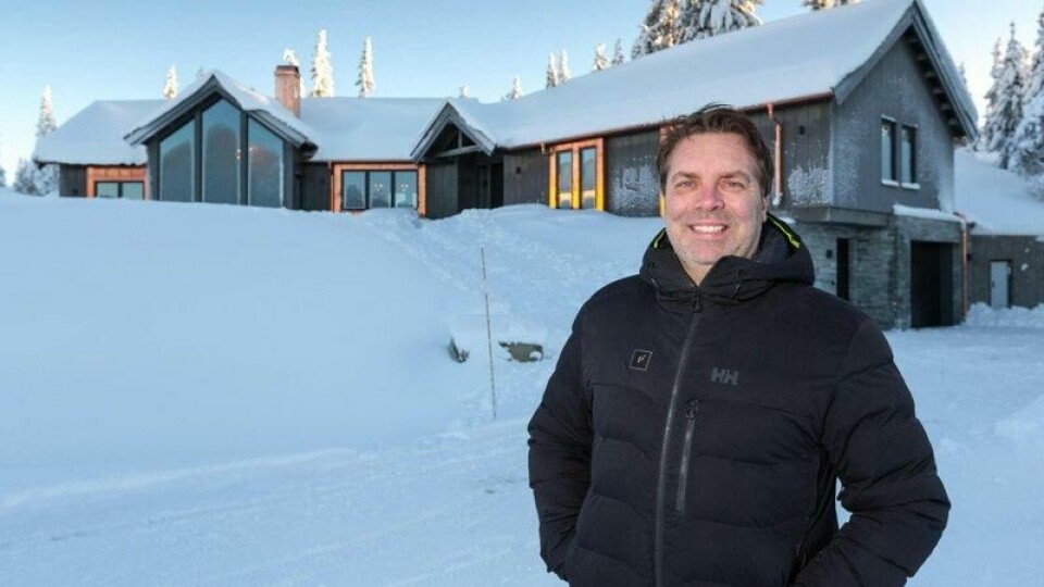 – Generelt er det høyere noteringer på Kvitfjell enn på Hafjell, sier Stig Svartor i Privatmegleren Lillehammer. Her foran en hytte på Hafjell.