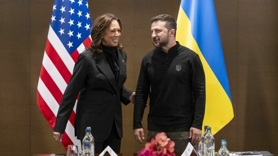 USAs visepresident Kamala Harris ønskes velkommen av Ukrainas president Volodymyr Zelenskyj i Stansstad i nærheten av Luzern i Sveits lørdag.