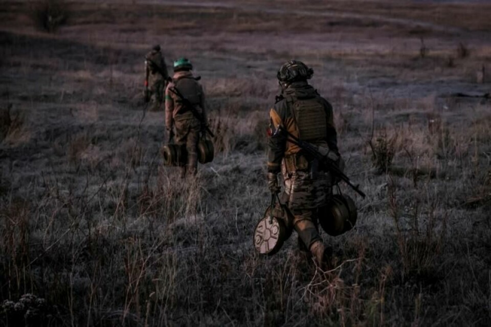 Ukrainske soldater legger ut landminer som er ment for pansrede stridsvogner ved frontlinjen i Donetsk. Nå får Ukraina også svært omstridte antipersonellminer av USA. Bildet ble tatt 30. oktober i år. Ukrainske soldater legger ut landminer som er ment for pansrede stridsvogner ved frontlinjen i Donetsk. Nå får Ukraina også svært omstridte antipersonellminer av USA. Bildet ble tatt 30. oktober i år. Foto: Oleg Petrasjuk / det ukrainske forsvaret / AP / NTB