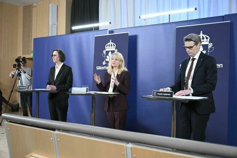 Sjef for den svenske sikkerhetstjenesten Charlotte von Essen (i midten), operativ sjef Fredrik Hallström og sjef for sikkerhetsavdelingen Carolina Björnsdotter Paasikivi under Säpos pressekonferanse i Stockholm tirsdag.