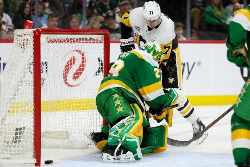 Marc-André Fleury fikk ikke kvelden han håpet på mot gamleklubben Pittsburgh Penguins. Her scorer Evgeni Malkin på Minnesota Wild-keeperen.