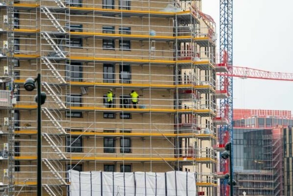 Byggebransjen vil ha ned saksbehandlingstiden i byggesaker for å få bukt med boligkrisen.