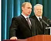 Vladimir Putin tas i ed som Russlands president søndag 7. mai 2000. Eks-president Boris Jeltsin i bakgrunnen. Scanpix/AP Photo/ITAR-TASS.