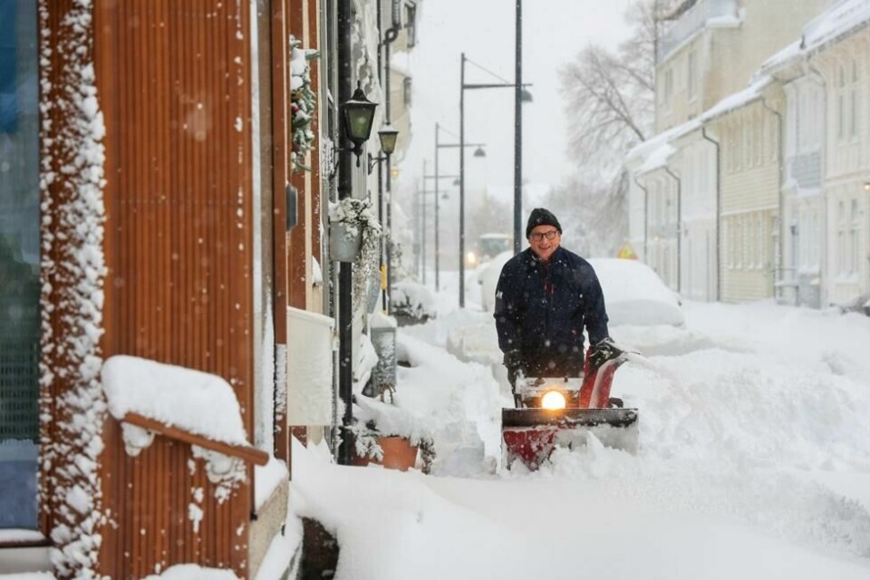 Mye snø har kommet på Sørlandet. Her er det Pål Amundsen som rydder unna snøen fra Kvadraturen i sentrum av Kristiansand. Mye snø har kommet på Sørlandet. Her er det Pål Amundsen som rydder unna snøen fra Kvadraturen i sentrum av Kristiansand. Foto: Tor Erik Schrøder / NTB / NTB