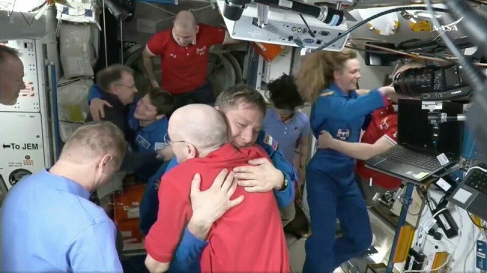 Astronautene Don Pettit gir en klem til Kirill Peskov på Den internasjonale romstasjonen (ISS).