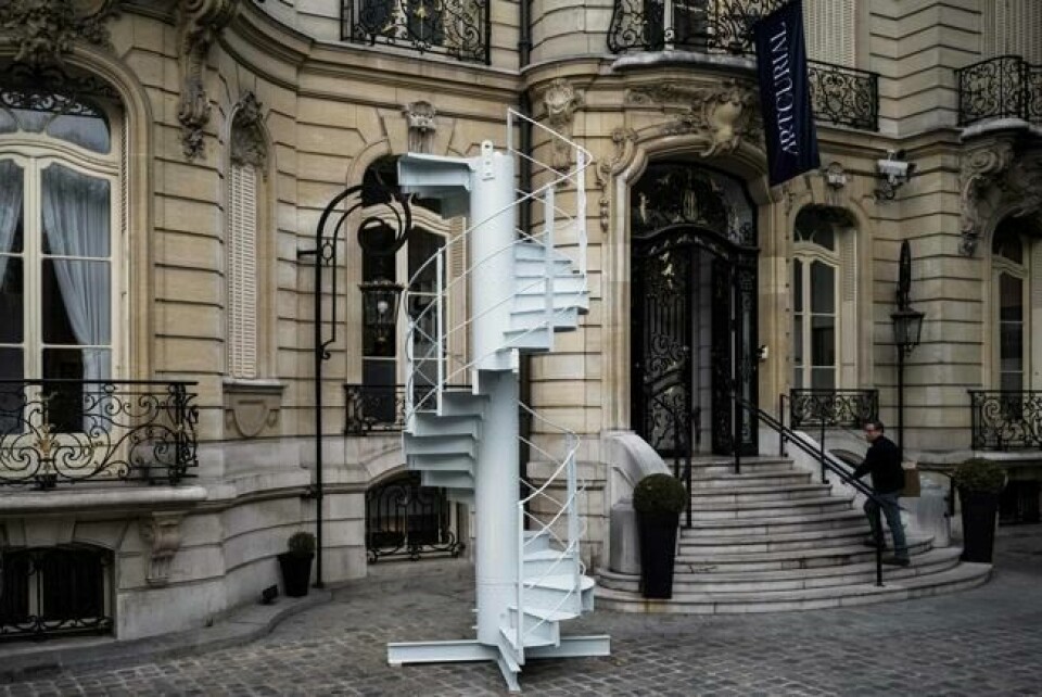 Denne vindeltrappen fra Eiffeltårnet selges på auksjon i Paris den 27. november. Auksjonshuset Artcurial håper å få minst 40.000 euro for den fire meter høye trappen. Foto: AFP / NTB scanpix. Denne vindeltrappen fra Eiffeltårnet selges på auksjon i Paris den 27. november. Auksjonshuset Artcurial håper å få minst 40.000 euro for den fire meter høye trappen. Foto: AFP / NTB scanpix.