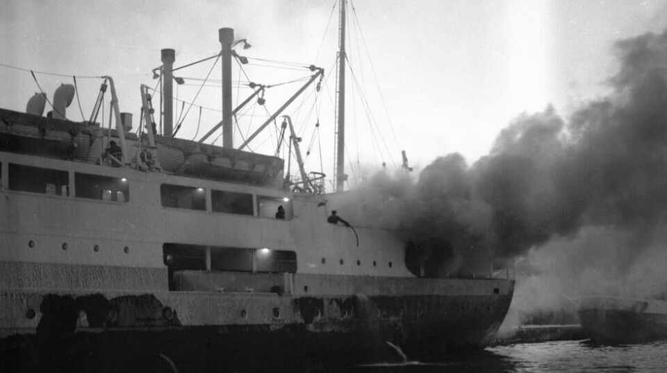 Brann ombord på Hurtigruteskipet Erling Jarl, 14 mennesker omkom. Hurtigruta lå til kai i Bodø da brannen brøt ut. Her skipet i brann. Foto: NTB / KORR / NTB