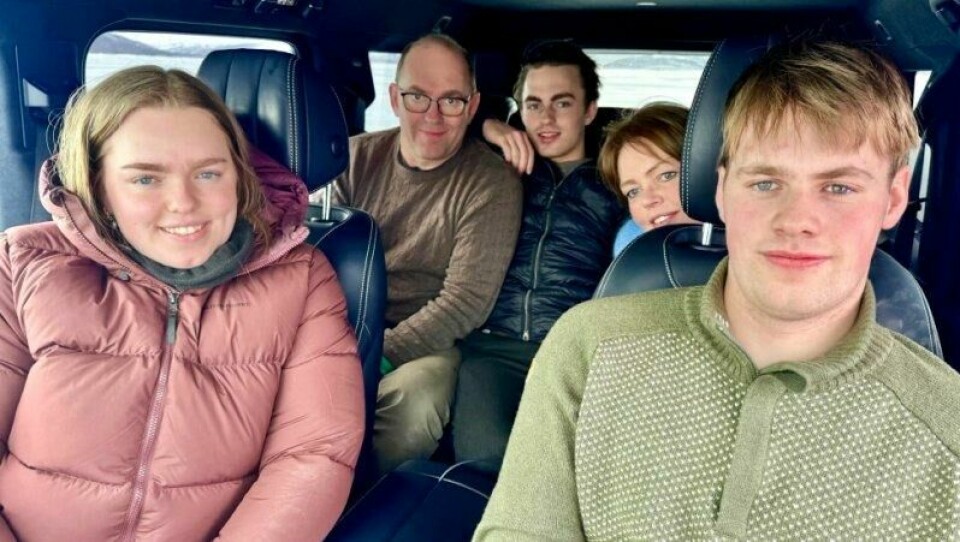 BILGLADE: Denne familien liker biler – og da særlig Mercedes G-Klasse. Det endte med et helt spesielt bilkjøp. Fra venstre Ida Karine Ørpen Jacobsen, Knut Simen Jacobsen, Anders Ørpen Jacobsen, Hege Merete Ørpen og Vegard Ørpen Jacobsen.