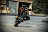 KTM 990 Duke er sylskarp. Foto: KTM