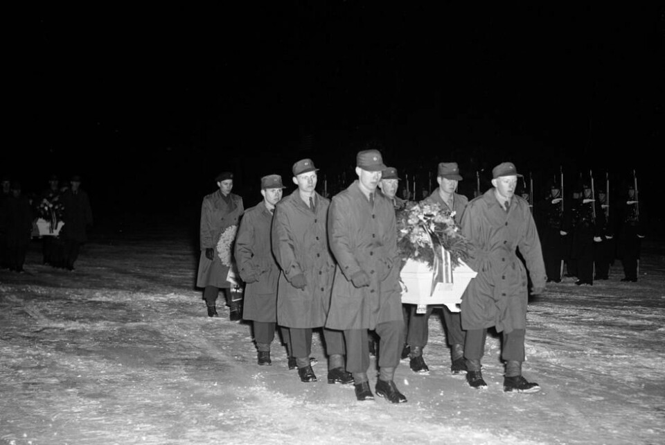 Brannen om bord på hurtigruteskipet MS Erling Jarl 8. januar 1958 krevde 14 menneskeliv. Her kommer kistene med noen av de omkomne til Oslo med fly etter minnehøytideligheten i Bodø domkirke. Kistene bæres ut av flyet av soldater. Brannen om bord på hurtigruteskipet MS Erling Jarl 8. januar 1958 krevde 14 menneskeliv. Her kommer kistene med noen av de omkomne til Oslo med fly etter minnehøytideligheten i Bodø domkirke. Kistene bæres ut av flyet av soldater. Foto: NTB
