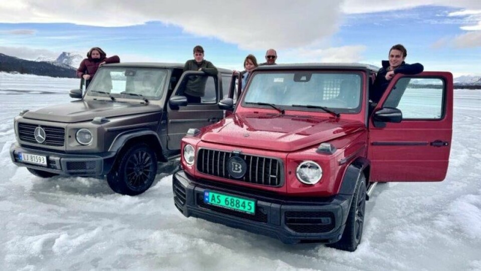 FLERE: Her er to av de andre G-Klassene som finnes på gården fra før. Til venstre en G400 med dieselmotor. Den røde er en ombygget G63 AMG – som nå er blitt en Brabus 700. FLERE: Her er to av de andre G-Klassene som finnes på gården fra før. Til venstre en G400 med dieselmotor. Den røde er en ombygget G63 AMG – som nå er blitt en Brabus 700. Foto: broom