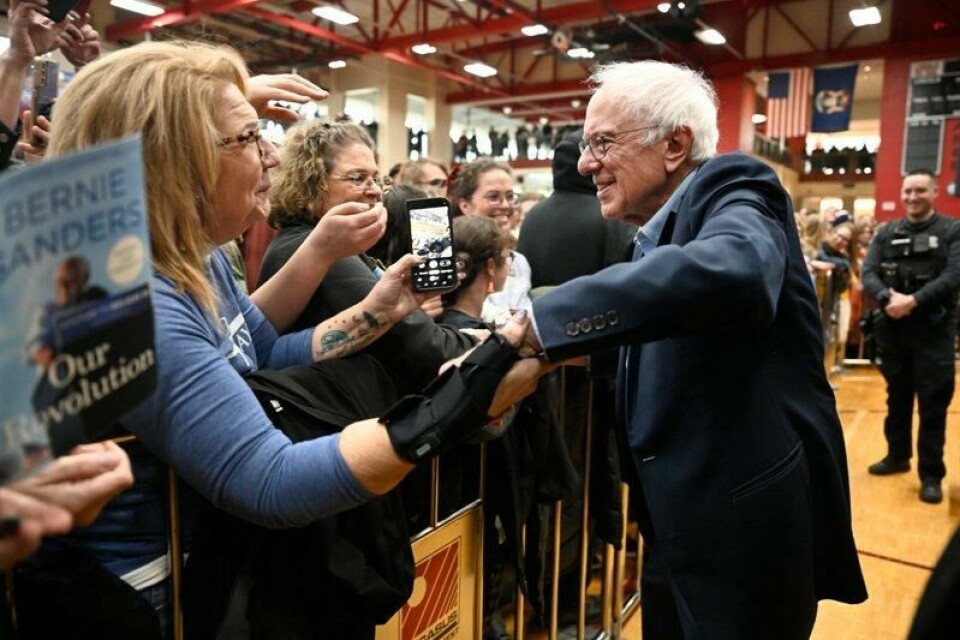 Senator Bernie Sanders hilser på entusiastiske tilhengere under et folkemøte sist helg i forstaden Warren utenfor Detroit. F