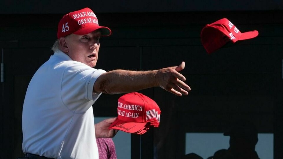 Donald Trump kaster signerte MAGA-capser til folkemengden. Foto: AP /Seth Wenig Donald Trump kaster signerte MAGA-capser til folkemengden. Foto: AP /Seth Wenig