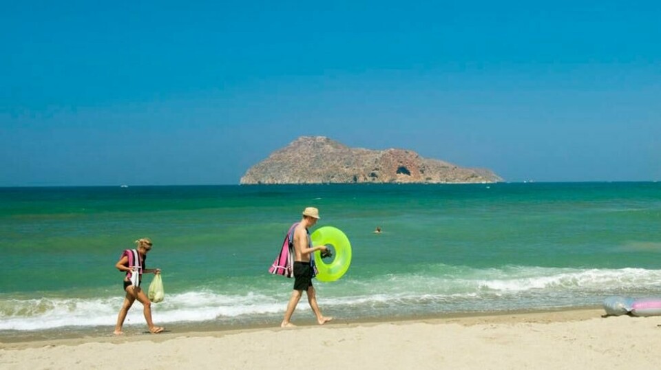 Været svikter stadig - og da vil flere til Syden. Her fra Platanias på Kreta som er en av favorittene til nordmenn som søker på TUI denne sommeren. Hellas er det mest populære landet med Spania og da spesielt Mallorca hakk i hel.