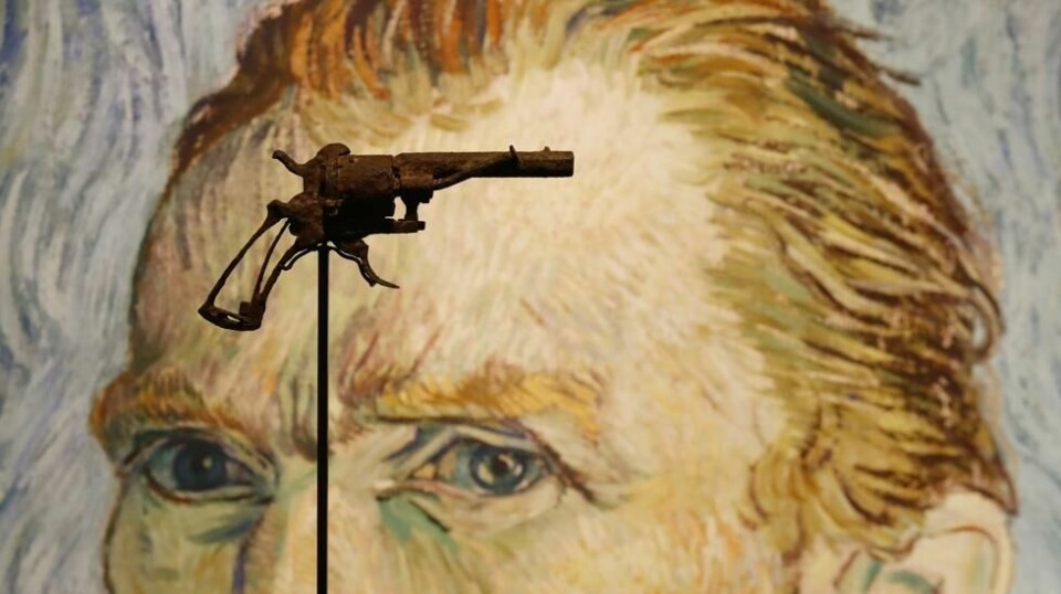 Pistolen Vincent Van gogh skal ha tatt sitt eget liv med og et av hans selvportrett i bakgrunnen.